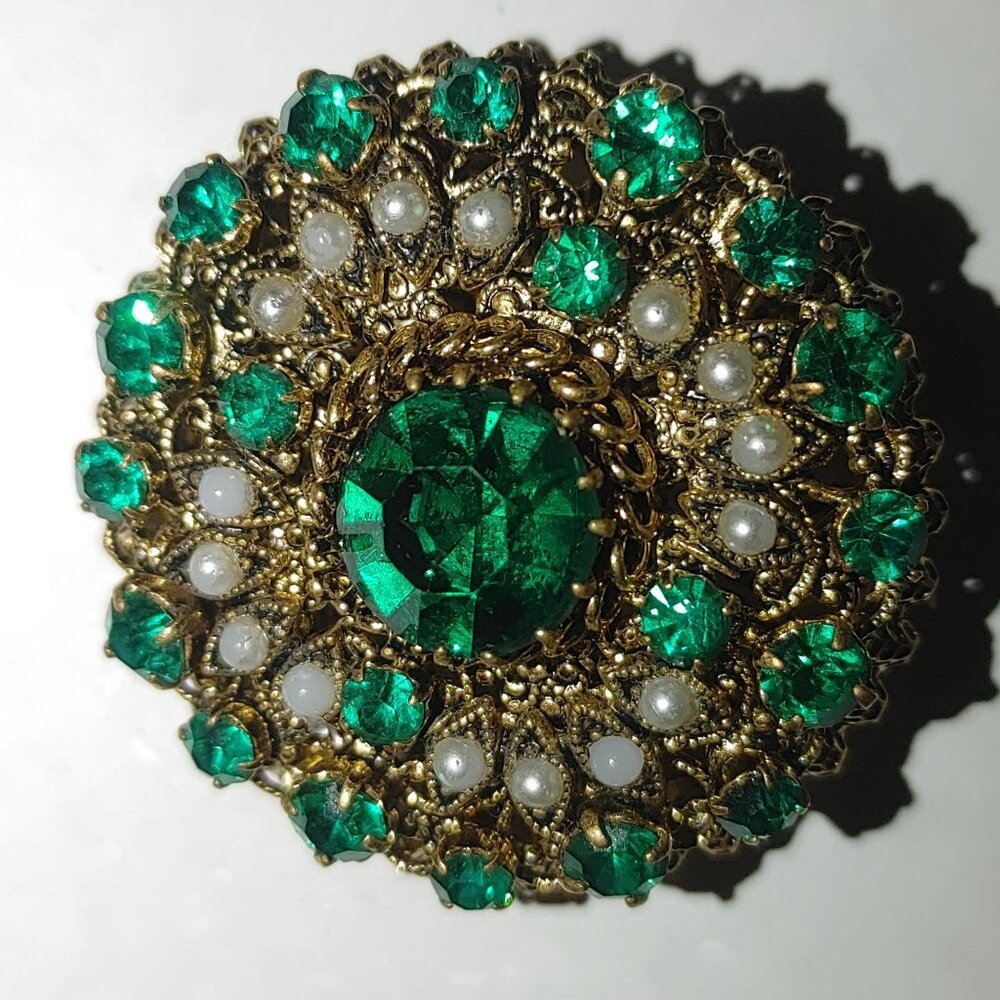 Edwardian Style Brooch Green Rhinestones Faux Pearl Filigree Vintage Gold Tone